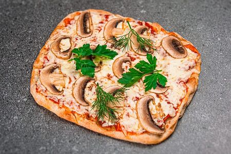 Пицца с грибами и сыром