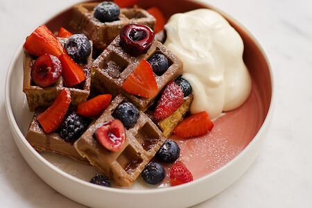 Бельгийские вафли со свежими ягодами