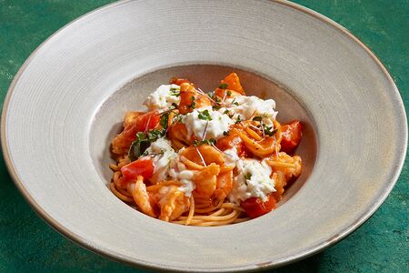 Спагетти с креветкой, сыром страчателла и шпинатом