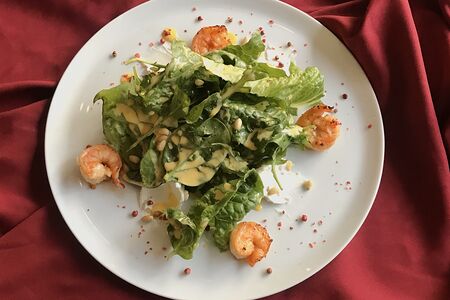 Салат с креветками и манговым айоли