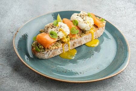 Брускетта с лососем