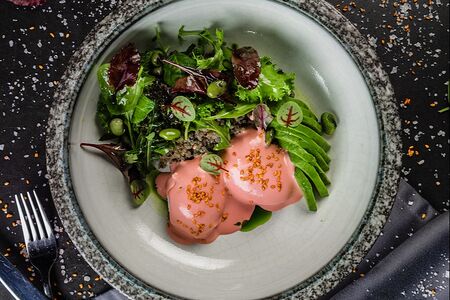 Киноа боул с авокадо, яйцом пашот и соусом пинк Молли