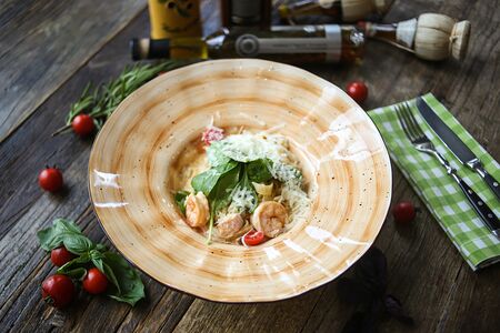 Паппарделле с лососем и креветками