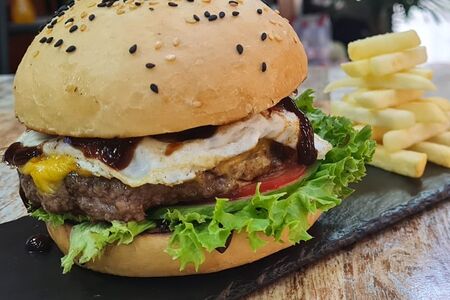 Блэк ангус бургер с мраморной говядиной и яйцом