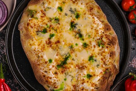 Пицца с форелью и древесными грибами