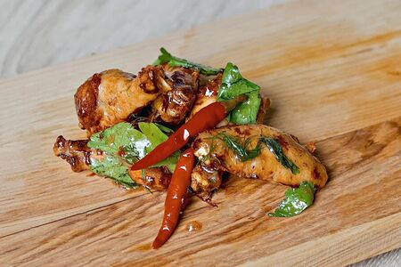 Куриные крылышки острые в соусе чили сладкий свичи