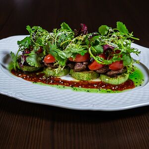 Салат с медальонами из говядины и кабачками на гриле