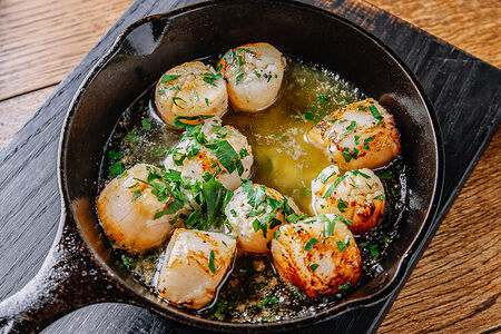 Гребешки, обжаренные с чесноком и петрушкой