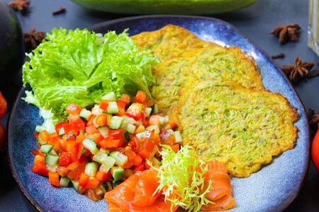 Картофельные драники с слабосоленым лососем, салатом по израильски и салатный микс