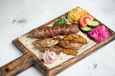 Люля-кебаб с картофельными дольками и овощами