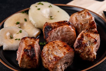 Шашлык из cвинoй вырезки медиум прожарки с груздями