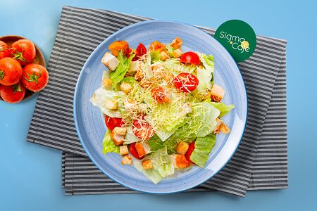 Салат куриный с гренками