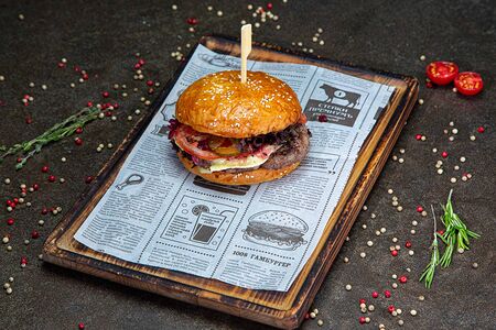 Бургер с мраморной говядиной и трюфельным соусом