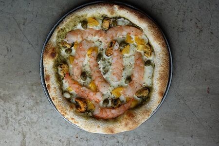 Пицца с креветками и цукини