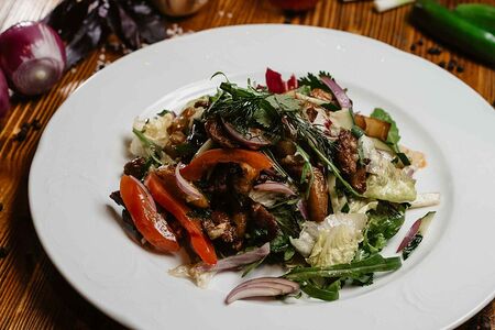 Теплый салат с ягненком