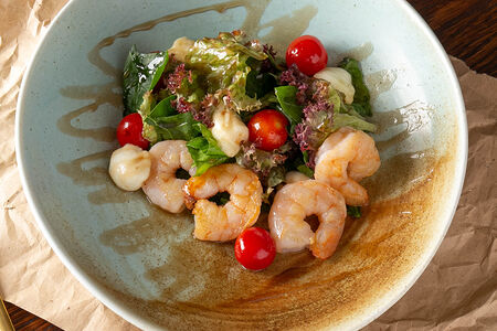 Теплый салат с креветками и моцареллой