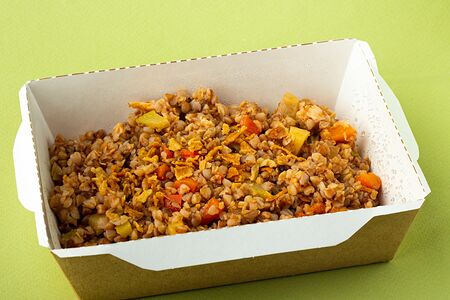 Гречневая каша с курицей и овощами в томатном соусе