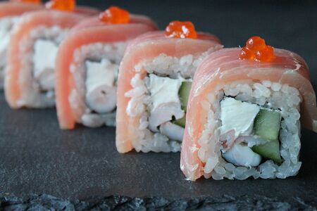 Ролл с тунцом и тигровой креветкой