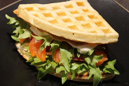 С лососем на картофельной вафле