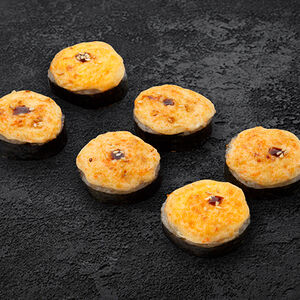 Ролл запеченный с лососем под сырным соусом