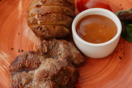 Стейк из свинины с запеченным картофелем и беконом