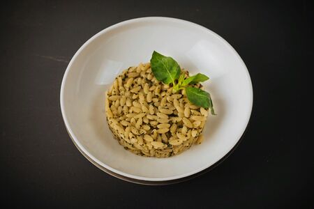 Орзо с соусом песто