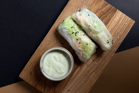 Свежий нэм с копченой курицей соусом васаби-сгущенка