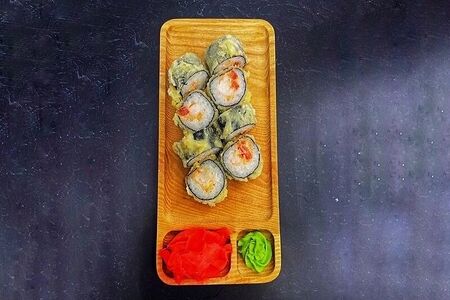 Жареный ролл с лососем