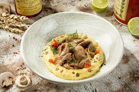 Говяжий язык в сливочно-мясном соусе с трюфельным пюре