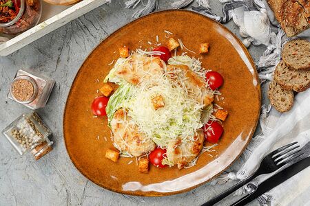 Салат Цезарь с курицей