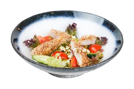 Салат с куриным филе в кунжуте и овощами