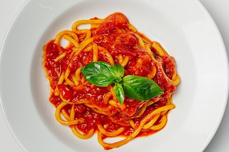 Спагеттони с помидорами и базиликом