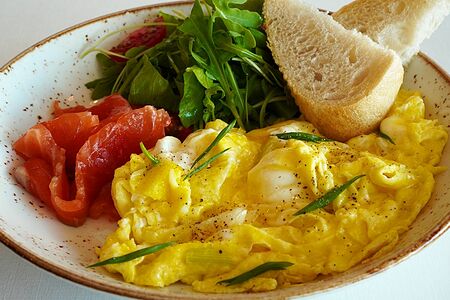 Скрэмбл с форелью