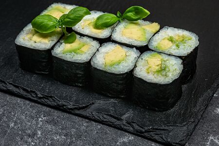 Маки с авокадо