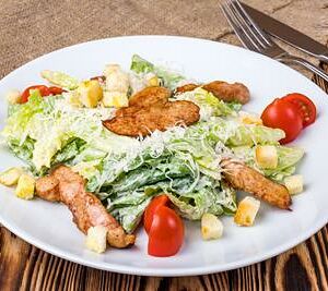Салат Цезарь с курицей
