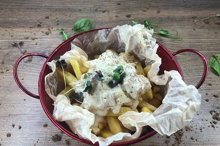 Картофель фри с беконом и луком