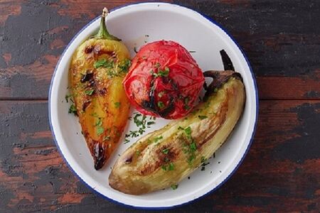 Томаты свежие на углях