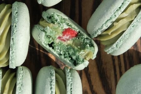 Макарон матча-красные ягоды