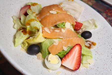 Салат с семгой