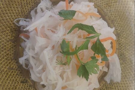 Салат из квашеной капусты