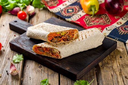 Шаурма с говядиной с морковкой по-корейски