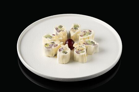 Сливочный ролл с киви и винoградом