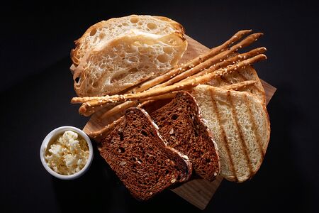 Хлебная корзина со сливочным маслом