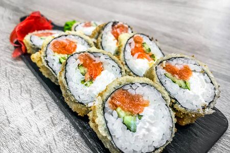 Темпура ролл с лососем