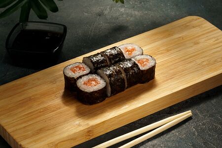 Маки с лососем