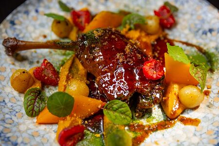 Утиная голень конфи