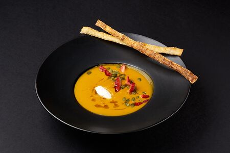 Крем-суп тыквенный с клубникой и козьим сыром