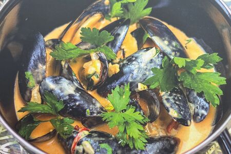 Соте из мидий в сливочно-сырном соусе