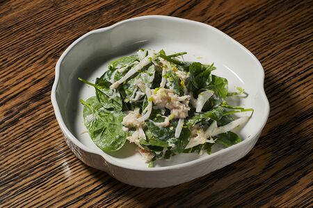 Салат с крабом и шпинатом