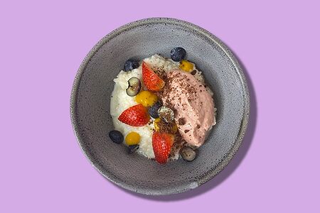 Каша рисовая с клубничным муссом